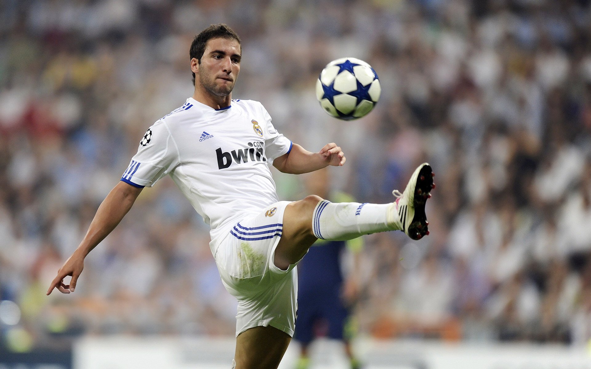 在与雷霆的比赛中,库里多次“空中飞人”般投中远距离三分,成众人焦点!